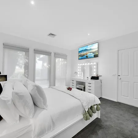 Moeshells Retreat By The Golf Course With Hollywood Mirror And Ps4 Villa Point Cook Exterior photo